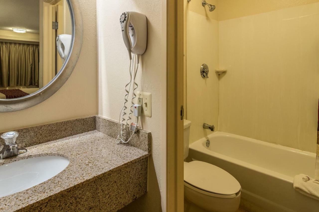 Red Roof Inn Detroit Metro Airport - Belleville Εξωτερικό φωτογραφία